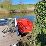 Waterlodge Met Waterfiets Op Monumentaal Шале Ooltgensplaat
