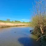 Шале Waterlodge Met Waterfiets Op Monumentaal *