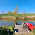 Шале Waterlodge Met Waterfiets Op Monumentaal Ooltgensplaat
