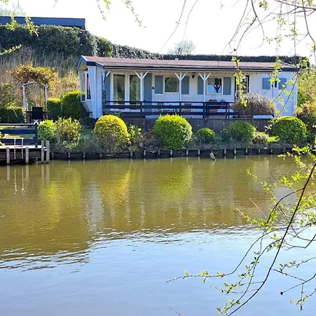 Chalet Waterlodge Met Waterfiets Op Monumentaal
