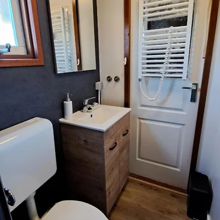 Waterlodge Met Waterfiets Op Monumentaal Chalé Ooltgensplaat