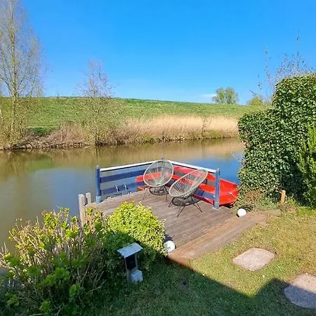 Chalé Waterlodge Met Waterfiets Op Monumentaal Ooltgensplaat
