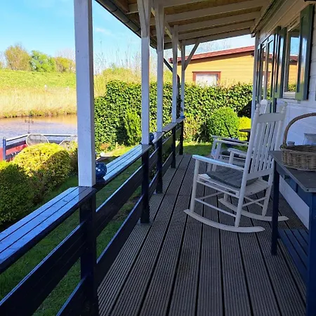 Chalet Waterlodge Met Waterfiets Op Monumentaal