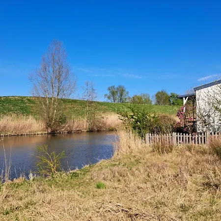 Waterlodge Met Waterfiets Op Monumentaal * Ooltgensplaat