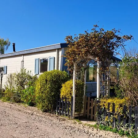 Chalet Waterlodge Met Waterfiets Op Monumentaal Ooltgensplaat