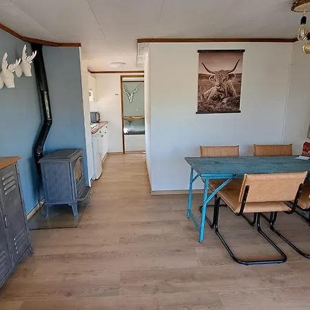 Chalet Waterlodge Met Waterfiets Op Monumentaal