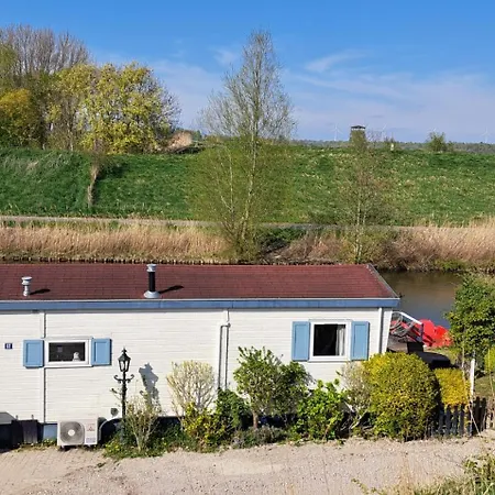Waterlodge Met Waterfiets Op Monumentaal Chalé *
