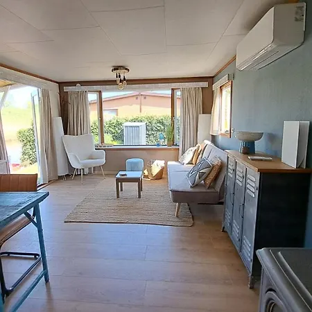 Waterlodge Met Waterfiets Op Monumentaal Chalet