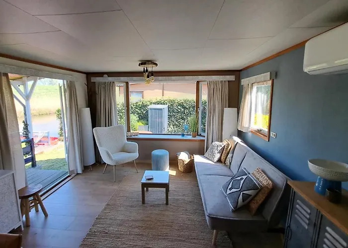 Waterlodge Met Waterfiets Op Monumentaal *