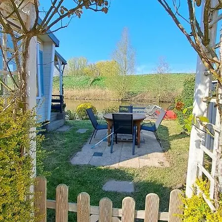 Σαλέ Waterlodge Met Waterfiets Op Monumentaal *