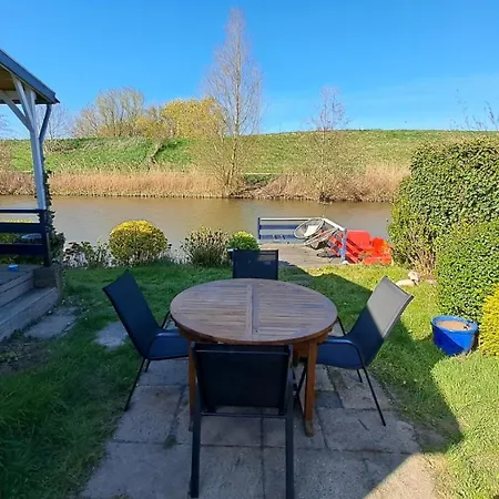 Σαλέ Waterlodge Met Waterfiets Op Monumentaal