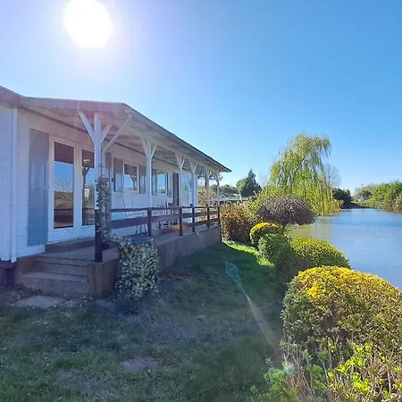 Waterlodge Met Waterfiets Op Monumentaal Σαλέ Ooltgensplaat