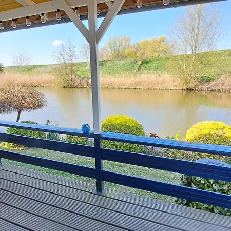 Waterlodge Met Waterfiets Op Monumentaal Σαλέ Ooltgensplaat