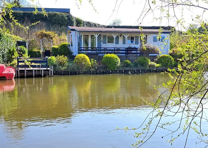 Chalet Waterlodge Met Waterfiets Op Monumentaal