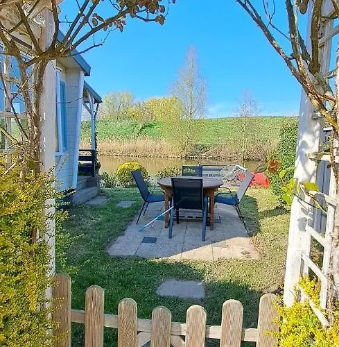 Chalet Waterlodge Met Waterfiets Op Monumentaal *