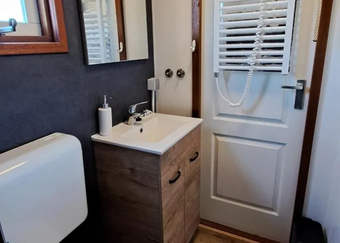 Waterlodge Met Waterfiets Op Monumentaal Chalet Ooltgensplaat