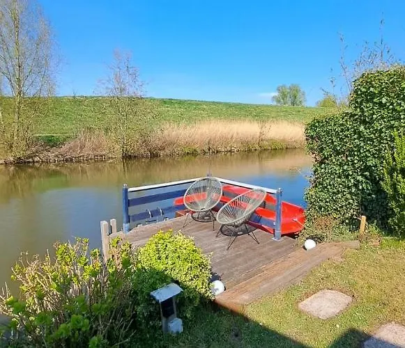 Chalet Waterlodge Met Waterfiets Op Monumentaal Ooltgensplaat