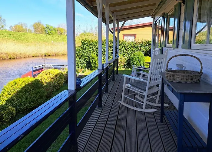 Chalet Waterlodge Met Waterfiets Op Monumentaal