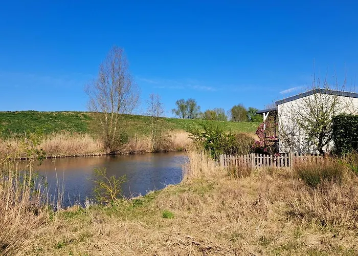 Waterlodge Met Waterfiets Op Monumentaal * Ooltgensplaat
