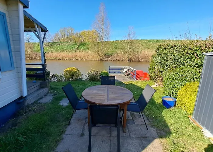 Chalet Waterlodge Met Waterfiets Op Monumentaal