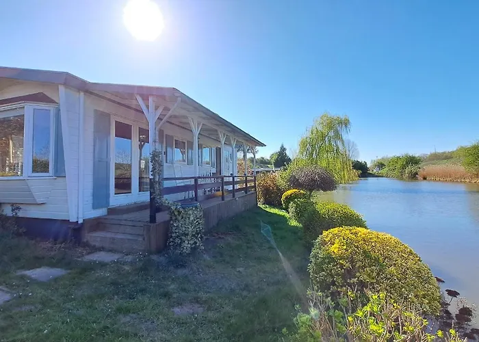 Waterlodge Met Waterfiets Op Monumentaal Chalet Ooltgensplaat