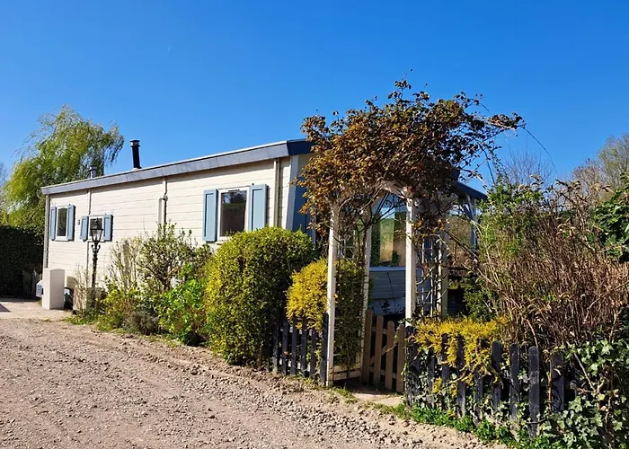 Chalet Waterlodge Met Waterfiets Op Monumentaal Ooltgensplaat