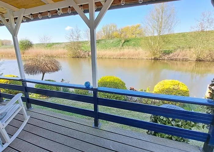 Waterlodge Met Waterfiets Op Monumentaal Chalet Ooltgensplaat