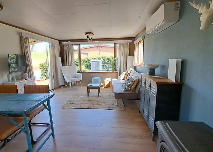 Waterlodge Met Waterfiets Op Monumentaal Chalet